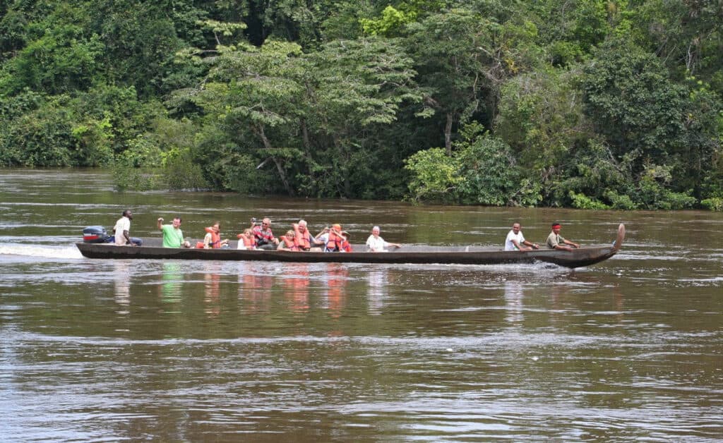 Korjaal op een rivier door het Surinaamse regenwoud