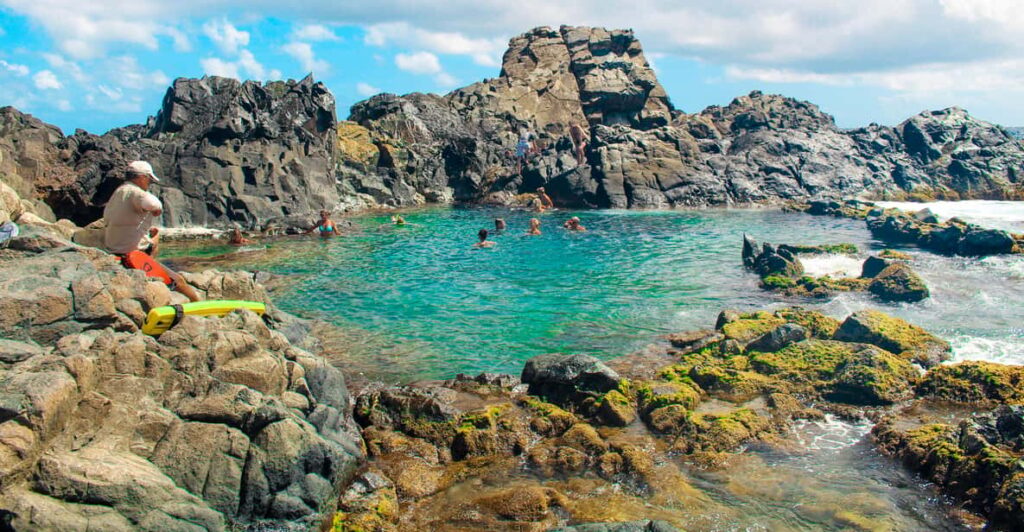 Off-road safari to natural pool and caves (Aruba)