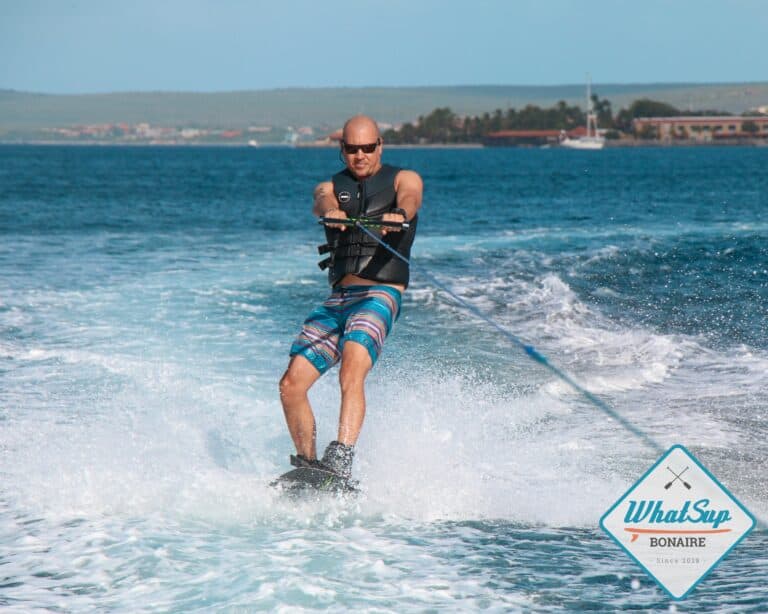 Lancha rápida con actividades deportivas acuáticas (Bonaire)