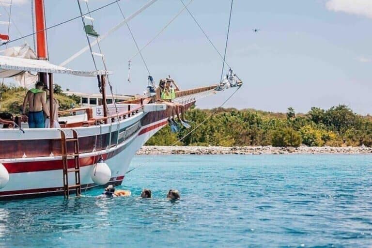 Luxury Snorkeling Tour on a Spacious Wooden Schooner with Local Lunch (Bonaire)