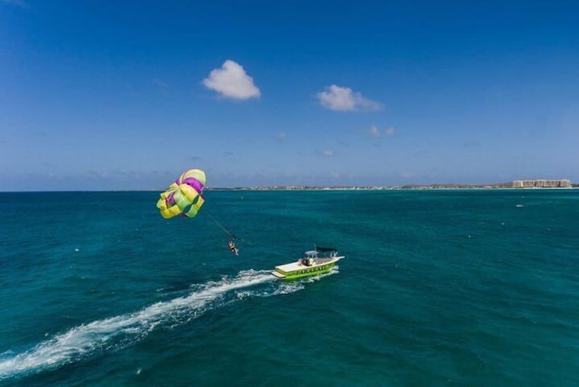 Parasailing in Palm Beach (Aruba)