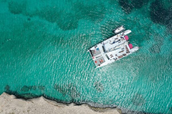 Lunch & Snorkel Sailing Tour with Open Bar (Aruba) - Image 4