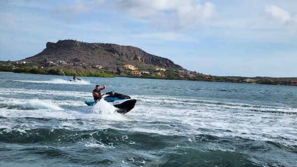 Excursión de 1 hora en moto acuática por la costa y la laguna de agua española (Curazao) - Imagen 2