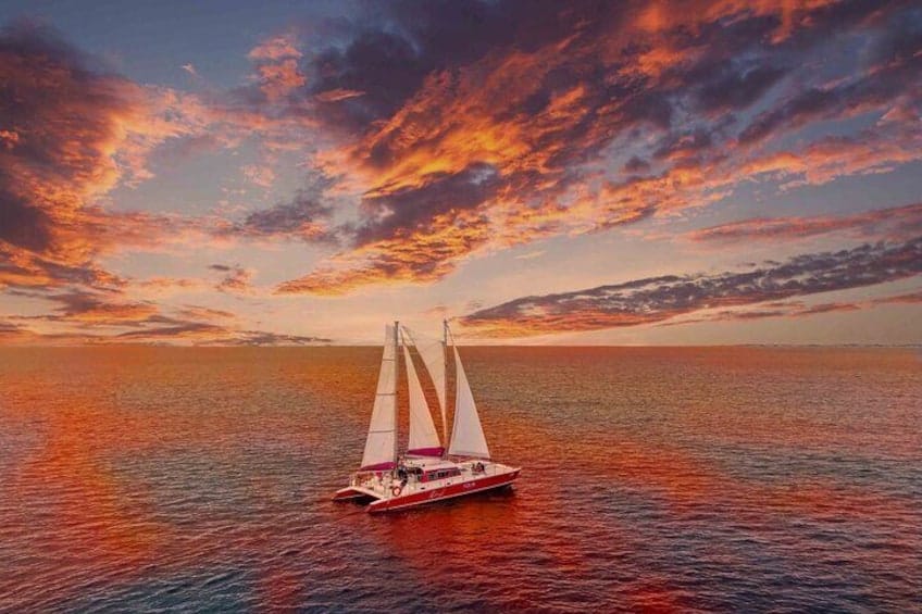 Viaje en velero al atardecer a Boca Catalina con cena de barbacoa (Aruba)