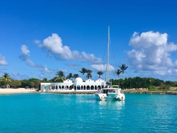 Mambo Catamaran Cruise naar Rendezvous Bay met Lunch (Sint Maarten)
