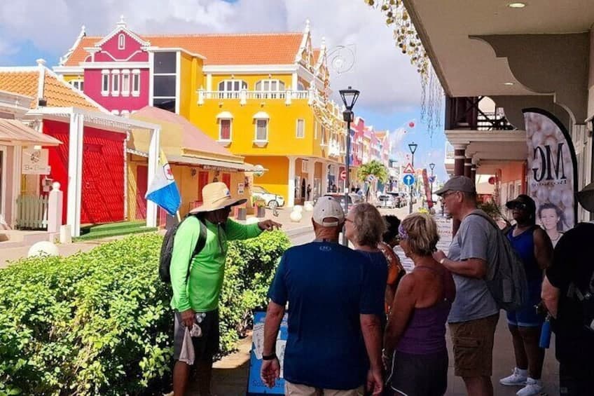 De Echte Dushi Lokal Ervaring is Slechts Twee Stappen Verwijderd. (Bonaire)