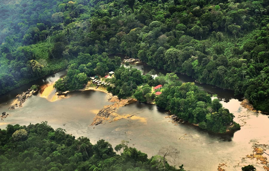 Luchtfoto van Danpaati River Lodge op een riviereiland in de Boven-Suriname