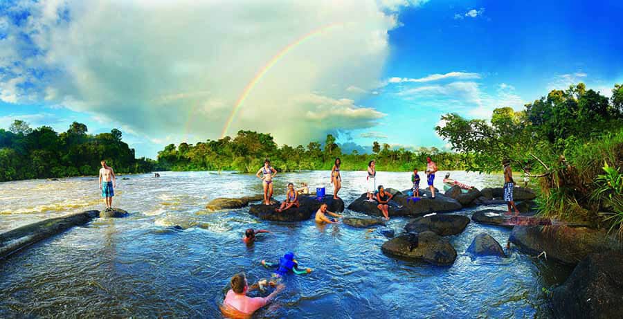 Zwemmen bij een stroomversnelling (sula) in de Boven-Suriname