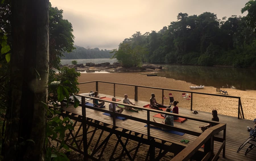 Houten vlonder aan de rivier bij Danpaati River Lodge in de ochtend
