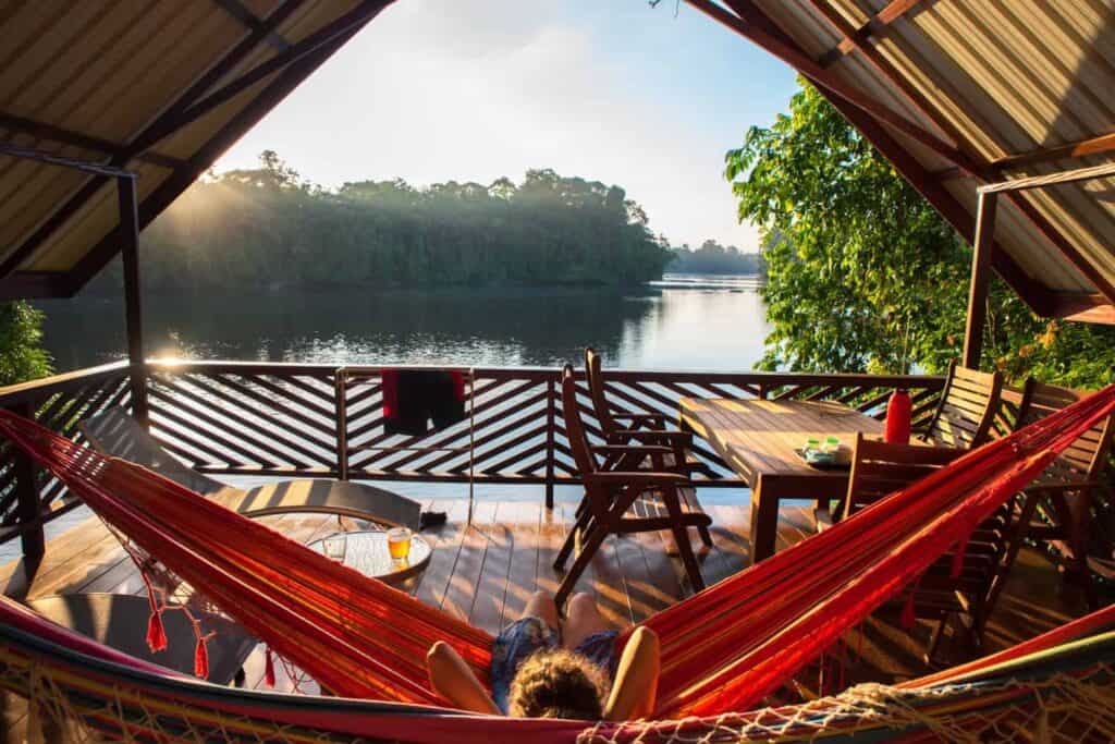 Hangmatten op een terras aan de rivier bij zonsopgang op Danpaati