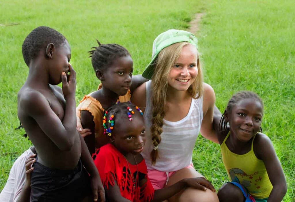 Kinderen uit een marrondorp aan de Boven-Suriname met een bezoeker