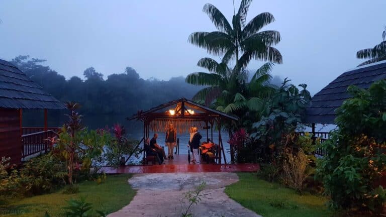 Danpaati River Lodge in de avond, met verlichte gazebo aan het water