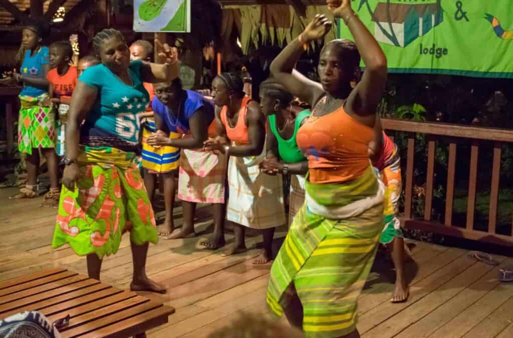 Traditionele marrondans tijdens een cultureel optreden op Danpaati
