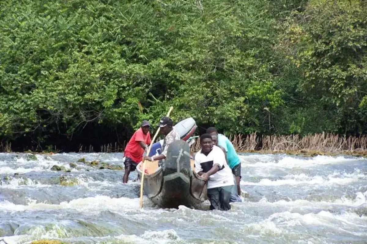 Bemanning duwt een korjaal door de stroomversnellingen van de rivier