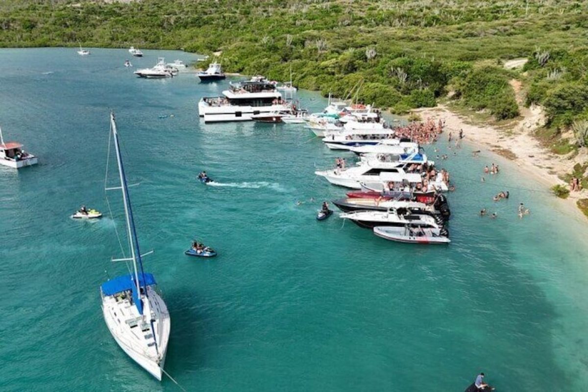 Open bar & snacks! (Curaçao)