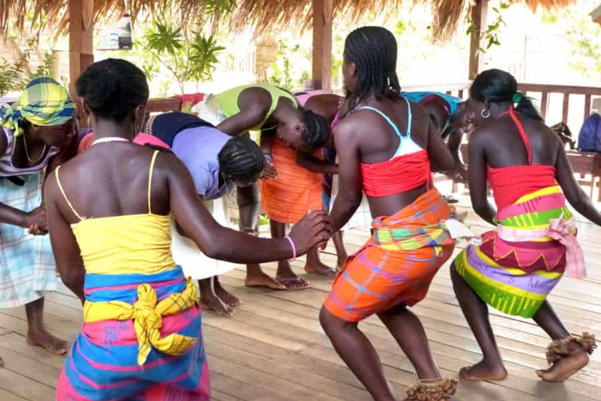 Traditionele Saramaccaanse dans tijdens een cultureel optreden
