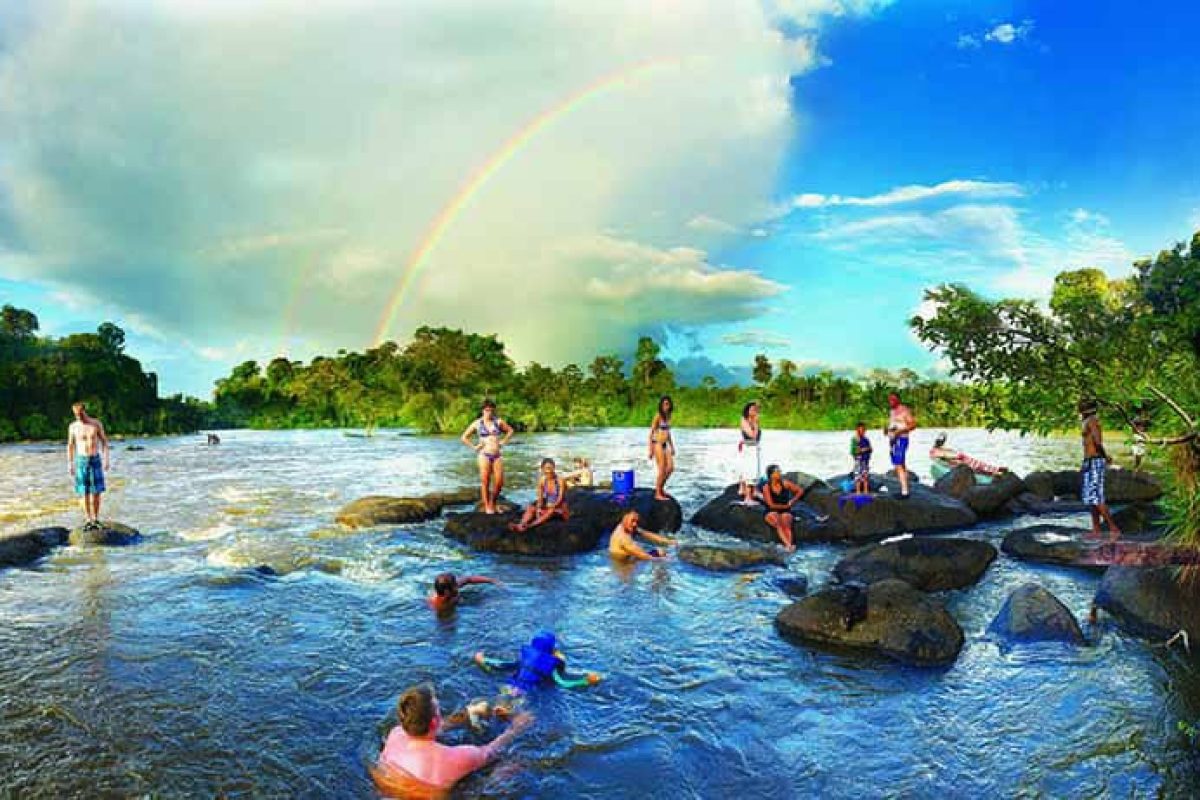 Zwemmen bij een stroomversnelling (sula) in de Boven-Suriname