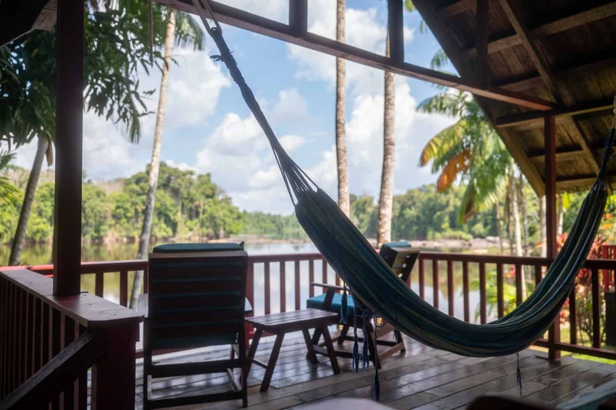 Hangmat op een veranda met uitzicht op de Boven-Surinamerivier
