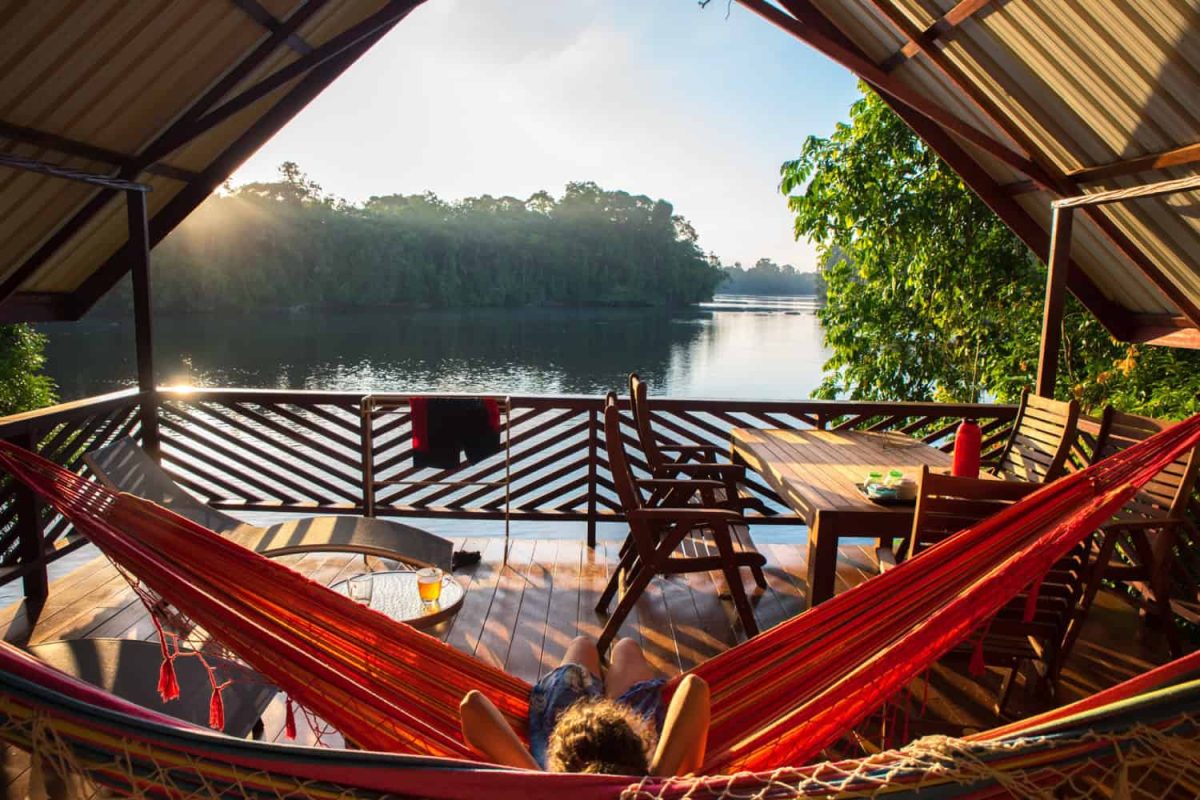 Hangmatten op een terras aan de rivier bij zonsopgang op Danpaati
