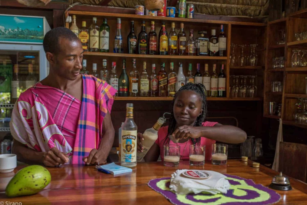 Medewerkers achter de bar van Danpaati River Lodge
