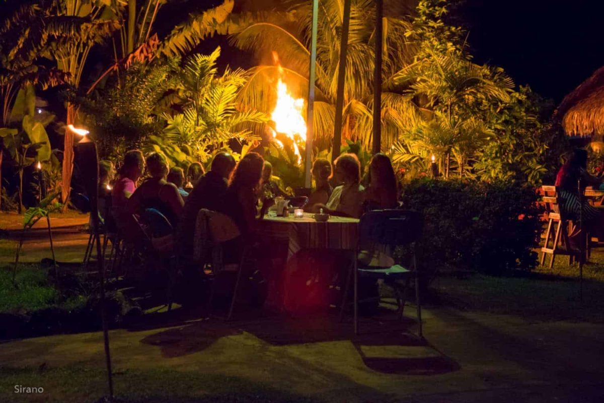 Diner bij fakkellicht op het terrein van Danpaati River Lodge